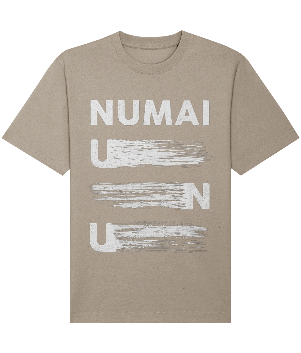 Prim-plan al designului Numaiunu de pe tricoul din bumbac organic