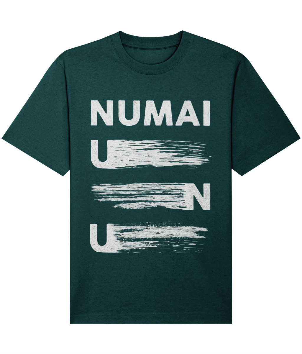 Prim-plan al designului Numaiunu de pe tricoul din bumbac organic