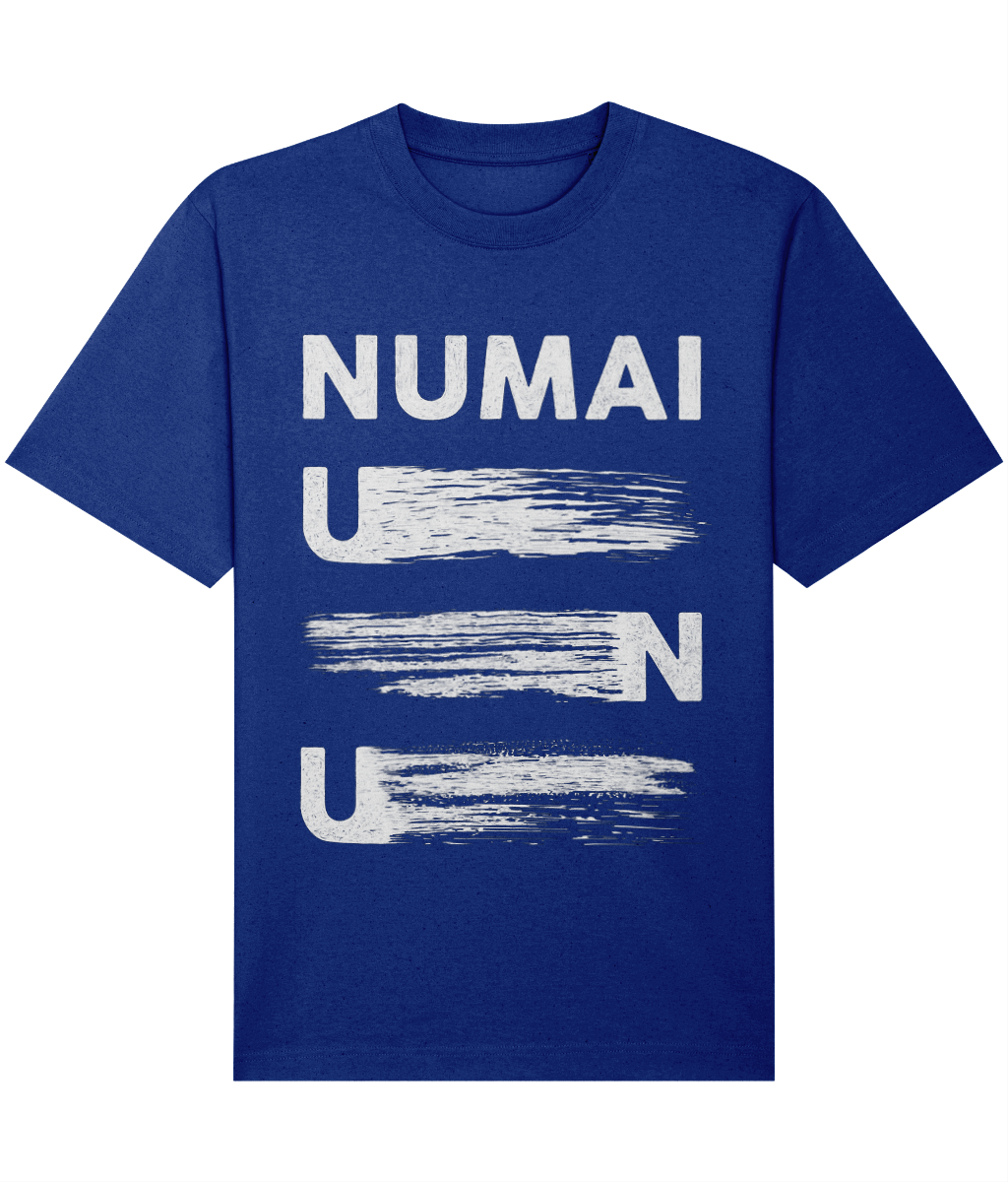 Prim-plan al designului Numaiunu de pe tricoul din bumbac organic