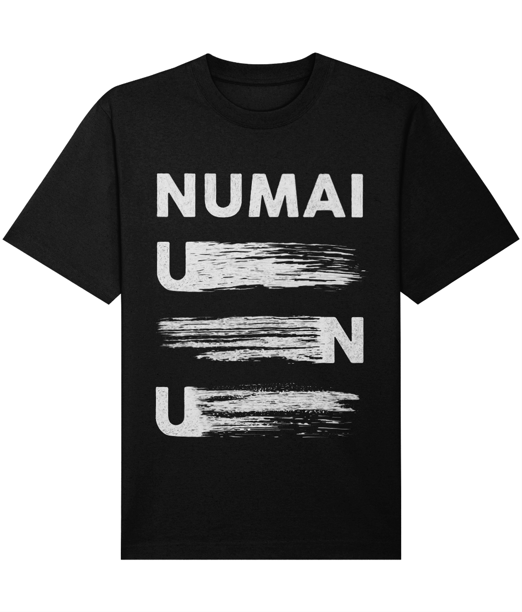 Prim-plan al designului Numaiunu de pe tricoul din bumbac organic